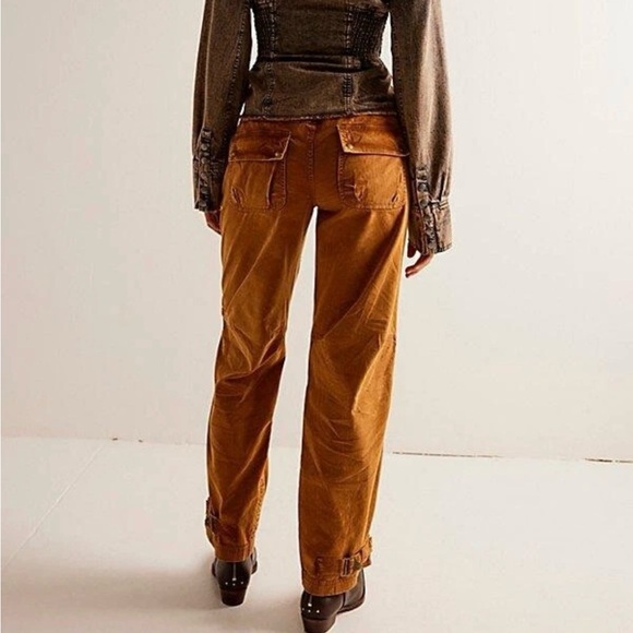 Free People Black Can't Compare
Slouch Pants Cargo Low Rise. Black color - Picture 4 of 7